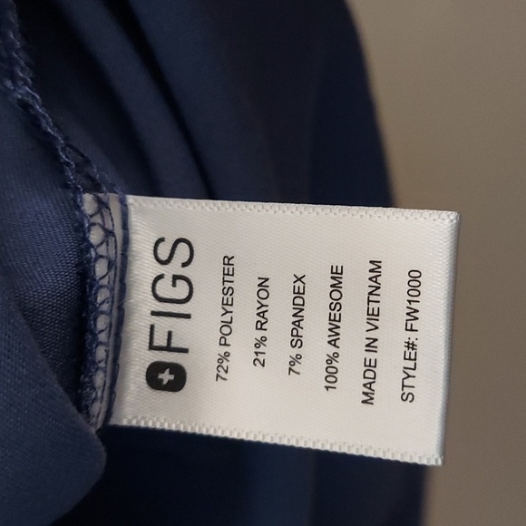 FIGS Catarina One Pocket V Neck Scrub Top In Big Sky - Picture 10 of 15